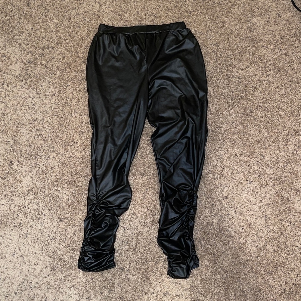 PRETTY LITTLE THING- faux leather leggings